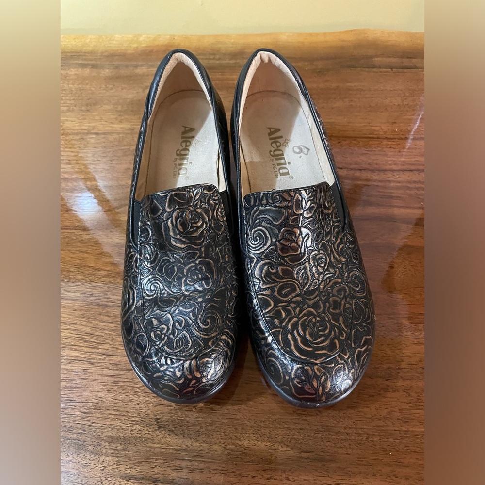 ALEGRIA Emma Bronze Bouquet Embossed Leather Slip On Shoes 39-  EUC